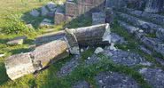 Coluna de mármore destruída na fonte monumental da antiga cidade de Apollonia - Himara