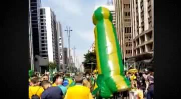Objeto inflável durante manifestação - Divulgação / Twitter / @pontejornalismo