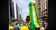 Objeto inflável durante manifestação - Divulgação / Twitter / @pontejornalismo