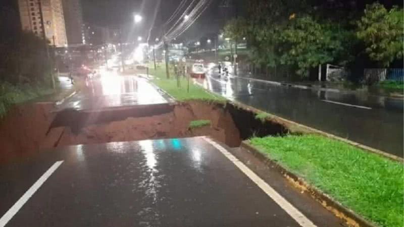 Cratera se abriu em rua de Araraquara - Divulgação / Redes Sociais