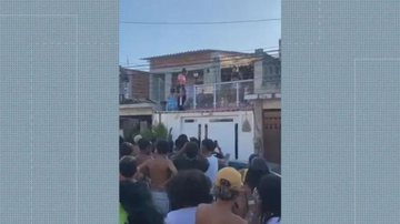 Mulher teve casa cercada por moradores do bairro - Divulgação / TV Globo