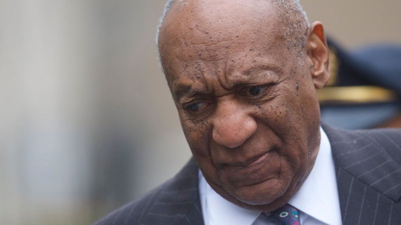 Foto tirada de Bill Cosby durante sentença de violência sexual em 2021 - Getty Images