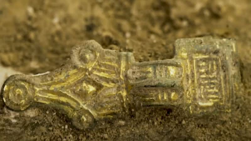 Espada achada no meio do cemitério medieval - Divulgação/ Youtube Canal HS2 Ltd