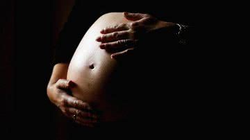 Barriga de mulher grávida de 8 meses completo - Getty Images