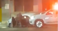Na imagem, policiais atiram contra dois homens que estavam dentro de um carro - Divulgação/G1