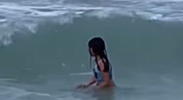 Trecho do vídeo em que jovem tem o encontro assustador com um tubarão - Divulgação / Facebook