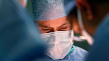 Imagem de um médico durante a realização de um transplante - Getty Images