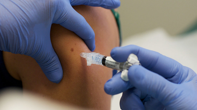 Imagem ilustrativa de uma pessoa recebendo vacina
