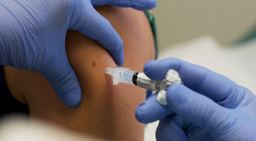 Uma pessoa é vacinada - Getty Images