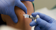 Uma pessoa é vacinada - Getty Images