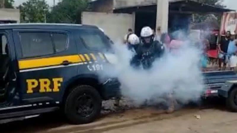 Carro de polícia rodoviária saindo fumaça durante prisão - Divulgação/ Twitter