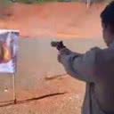 Deputado atira em bandeira com símbolo de foice foice e martelo - Reprodução/Vídeo/Youtube CBN