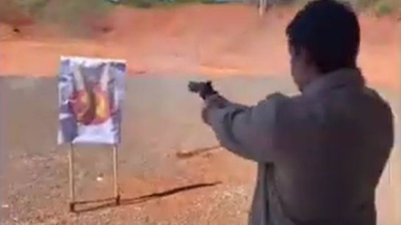 Deputado atira em bandeira com símbolo de foice foice e martelo - Reprodução/Vídeo/Youtube CBN