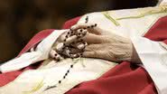 Mãos de Bento XVI seguram terço - Getty Images