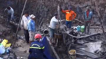 Trecho de vídeo mostrando equipes trabalhando no resgate do garoto - Divulgação / Youtube