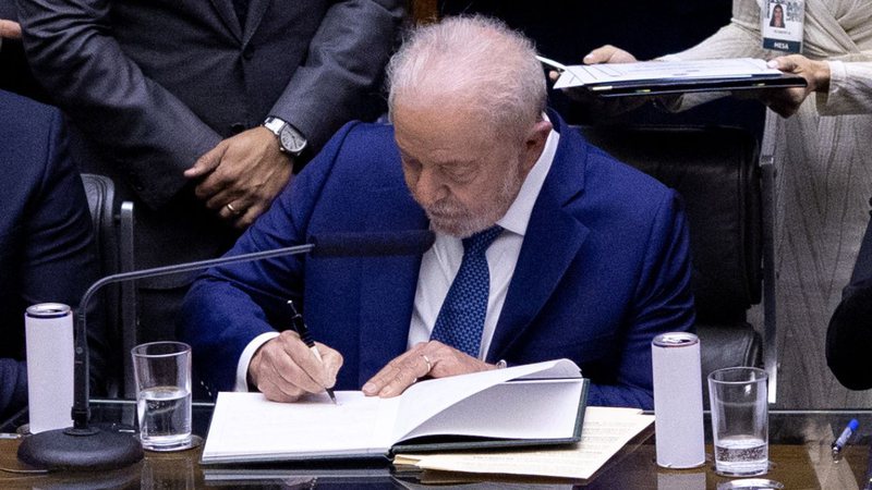 O presidente Lula, assina documento em dia de posse - Getty Images