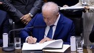 O presidente Lula, assina documento em dia de posse - Getty Images