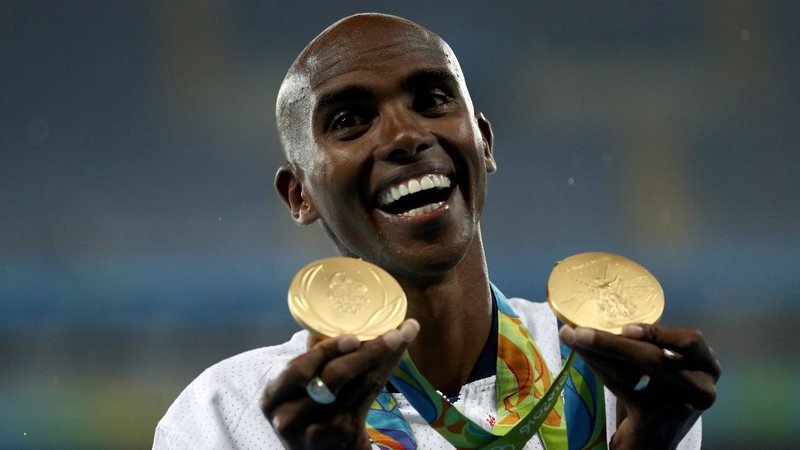 Foto de Mo Farah com duas medalhas de ouro nas Olimpíadas - Getty Images