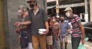 Pessoas em situação de vulnerabilidade recebem refeições - Divulgação / TV Globo