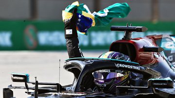Lewis Hamilton erguendo bandeira do Brasil após vitória no GP de Interlagos - Getty Images