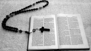 Terço sobre Bíblia aberta - Imagem de Emerson Mello por Pixabay