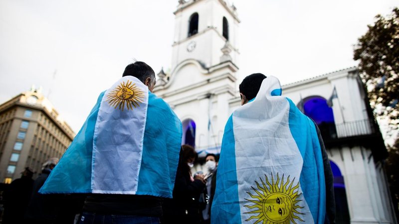 Pessoas enroladas na bandeira da argentina - Getty Images
