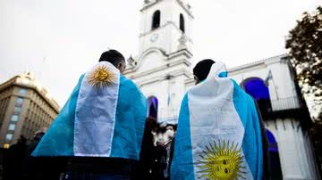 Pessoas enroladas na bandeira da argentina - Getty Images