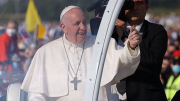 Papa Franciso acenando para católicos - Getty Images