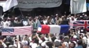 Bandeiras dos EUA, da França e do Reino Unido são "enterradas" - Divulgação/UOL