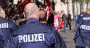 Fotografia ilustrativa de policiais alemães de costas - Divulgação/ Pixabay