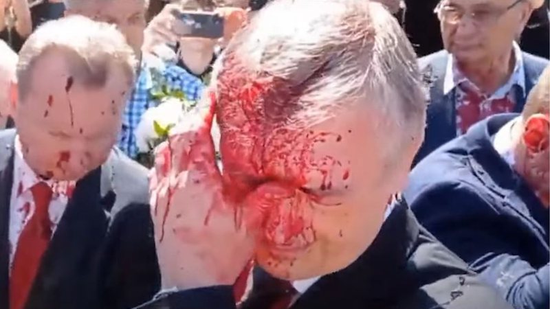 Embaixador russo leva tinta vermelha no rosto