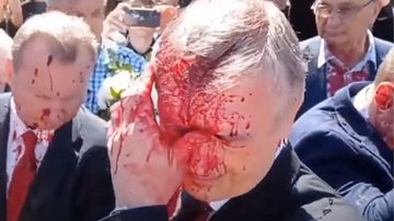 Embaixador russo leva tinta vermelha no rosto - Reprodução - Youtube/Daily Mail