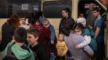 Carro de evacuação saindo de Mariupol - Getty Images