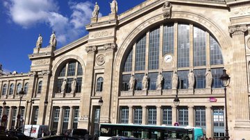 Fachada da estação Gare du Nord, em Paris - Imagem de laucivan por Pixabay