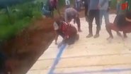 Vídeo de moradores fazendo a reconstrução da ponte - Divulgação / vídeo