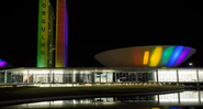 Na imagem, o Congresso iluminado com as cores do arco-íris - Divulgação/Pablo Valadares/Câmara dos Deputados