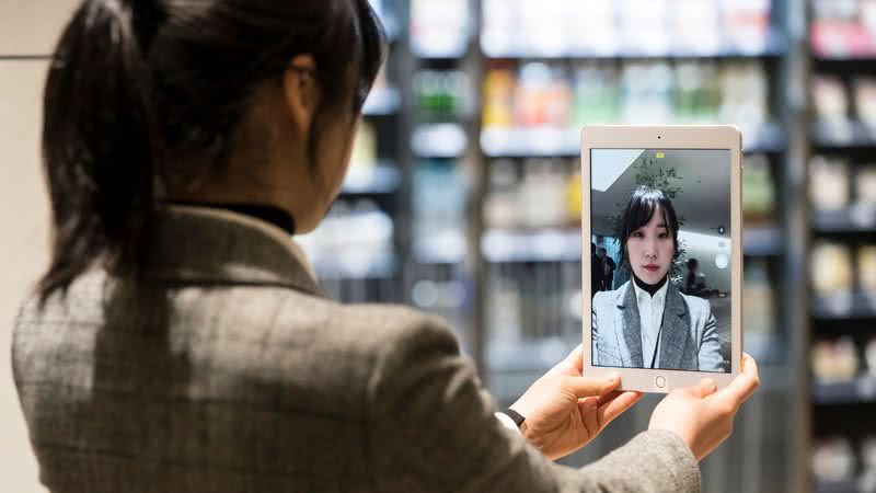 Mulher testando cãmera de tablet - Getty Images