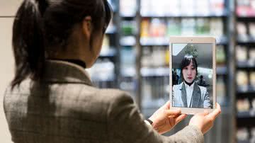 Mulher testando cãmera de tablet - Getty Images