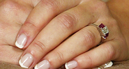 Imagem ilustrativa de mãos femininas com um anel de noivado - Getty Images