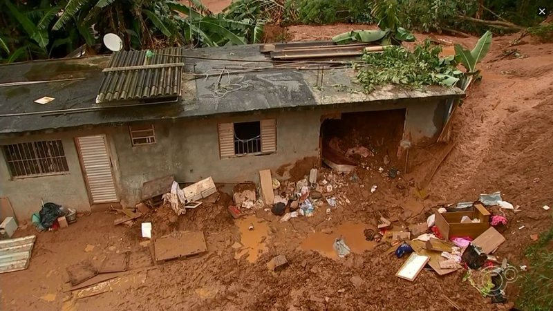 Imagem da casa atingida pelo desbarracamento - Divulgação / Vídeo / TV TEM