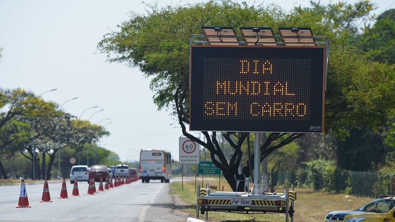 Letreiro onde lê-se "Dia Mundial Sem Carro", comemorado em 22 de setembro - Marcello Casal Jr./ABr via Wikimedia Commons