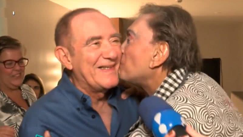 Dedé beija Didi durante entrevista - Divulgação / YouTube / RedeTV