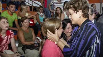 Dilma Rousseff ao lado de familiares de vítimas da boate Kiss - Roberto Stuckert Filho