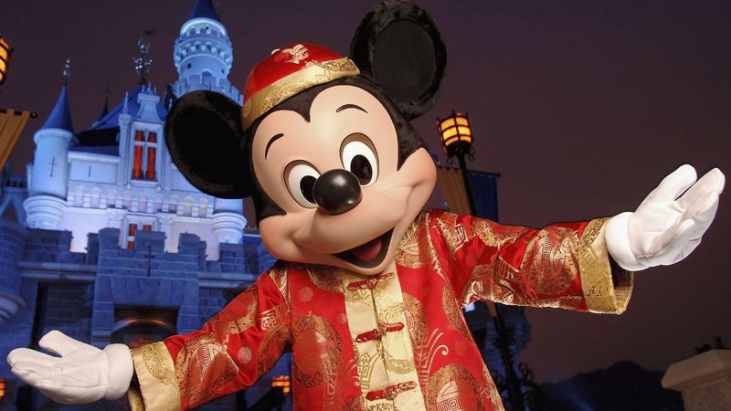 Imagem ilustrativa de Mickey recepcionando visitantes - Getty Images