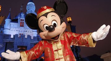 Imagem ilustrativa de Mickey recepcionando visitantes - Getty Images