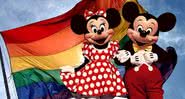 Mickey e Minnie com uma bandeira LGBTQIA+ ao fundo - Montagem Getty Images com fundo Wikimedia Commons