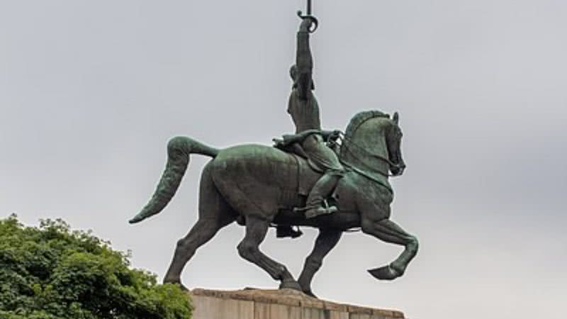 Imagem de uma estátua em homenagem ao Duque de Caxias - Licença Creative Commons via Wikimedia Commons