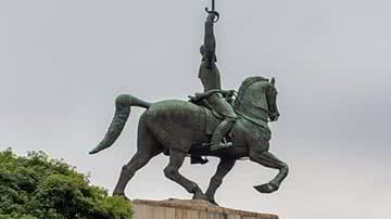 Imagem de uma estátua em homenagem ao Duque de Caxias - Licença Creative Commons via Wikimedia Commons