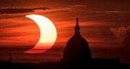Eclipse visto sob o Capitol Building em Arlington, EUA - Getty Images