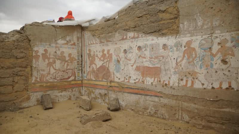 Paredes da tumba encontrada - Ministério do Turismo e Antiguidades do Egito, via Facebook